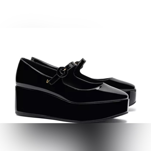 Larroude Blair Flatform In Black Patent Leather